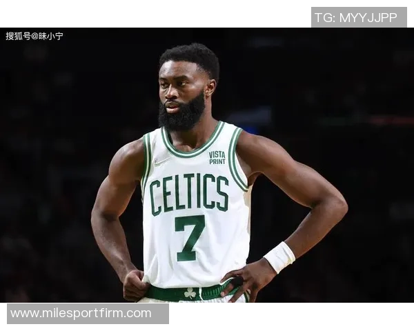 杰伦布朗强调绿军篮球精神：各司其职与热情求胜欲的完美结合